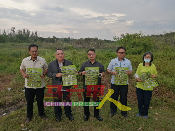 莫哈末菲道斯（左起）、陈江荣、贾拉尼、沙阿里及林明慧，在大自然生态区推介旅游产品观赏飞禽活动。