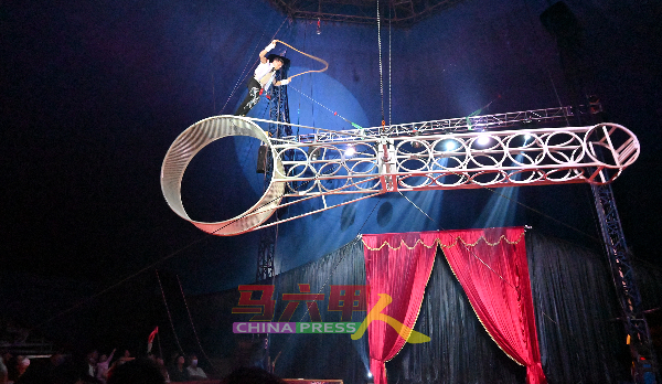 空中飞人在旋转的铁轮上，一边跳绳一边奔跑，令观众感到紧张。