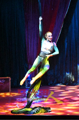 女演出者以布条吊在半空中，带来空中瑜伽。