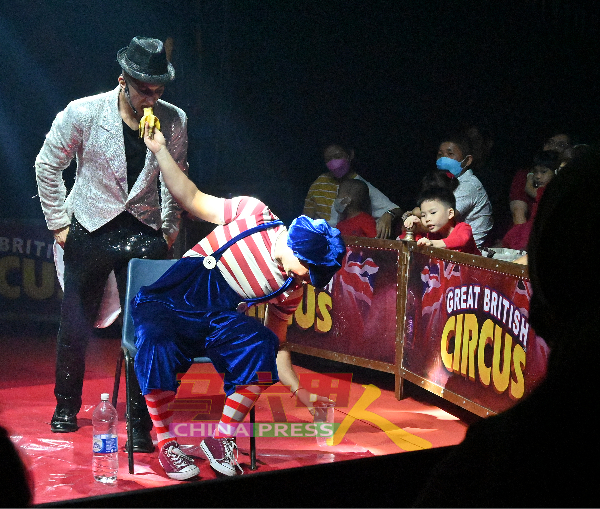 小丑表演让在场者捧腹大笑。