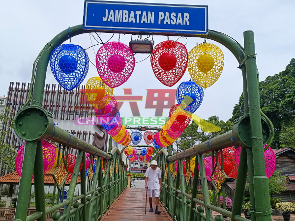 马六甲河流及海岸发展机构布置巴刹桥，增添屠妖节佳节气氛，成为近日打卡的新景点。