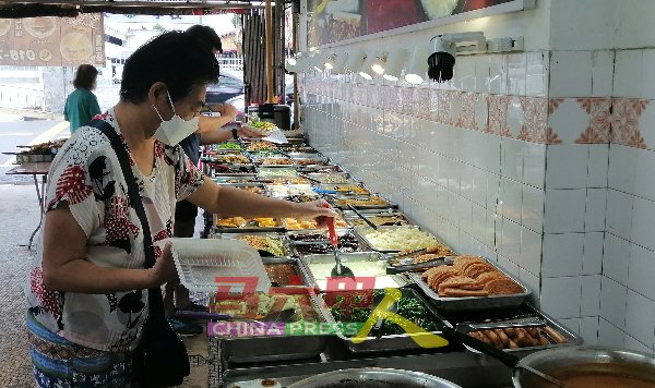 不少民众在外解决三餐，每月都必须承担一笔膳食费。