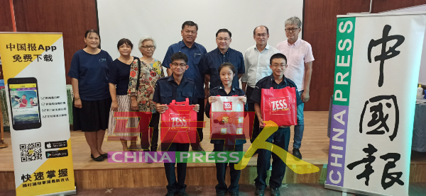 3位在有奖问答游戏抢答成功的学生颜靖珅（前排左起）、陈亭允及郑俊鸿，获得精美礼袋。