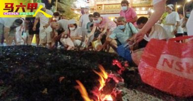 北添宫庆九皇爷诞  善信扶老携幼  过火路