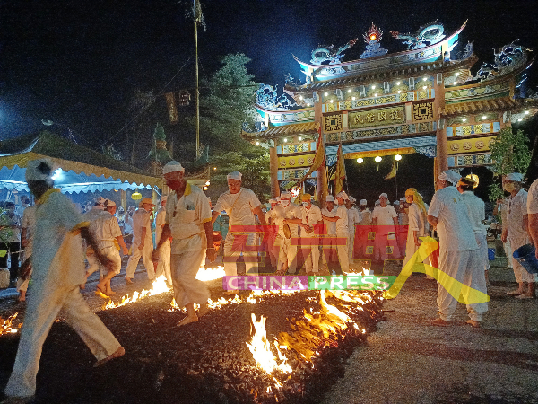 马六甲北添宫配合九皇爷圣诞，举行年度过火仪式。