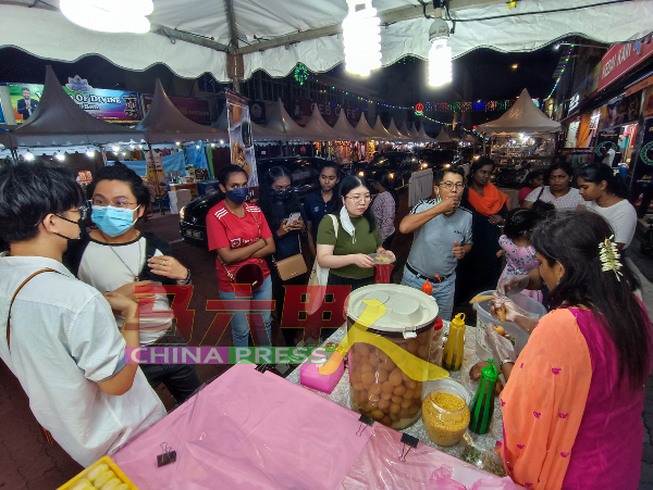 游客对小印度售卖的街头小吃普利球（Pani Puri）赞不绝口。