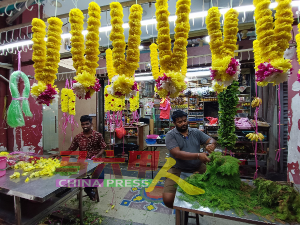 越靠近屠妖节，小印度的店家一天能最高售出超过1000件花环。