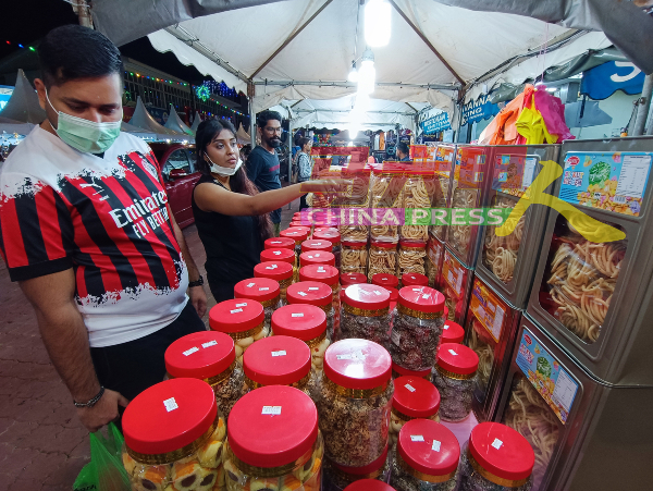 民众踊跃到小印度购买应节传统零食。