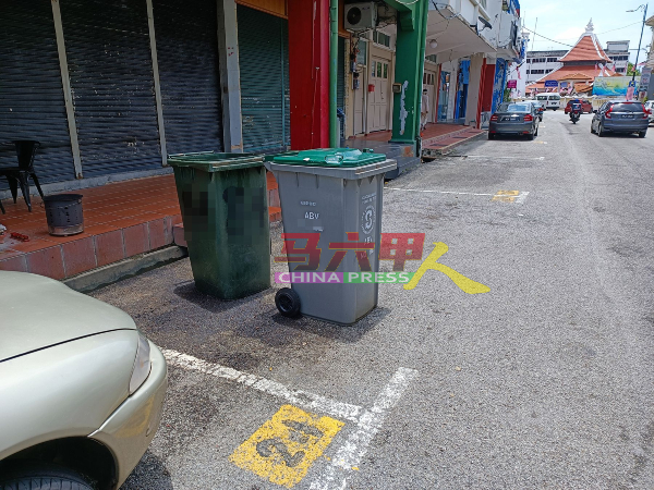 甲市老街一些市民也使用垃圾桶霸占泊车格，造成老街泊车格不足情况。