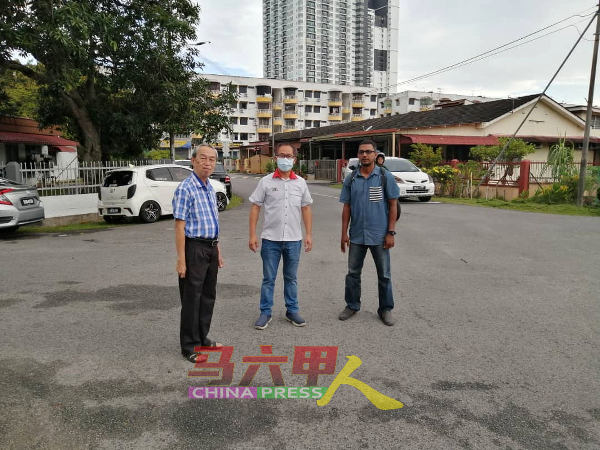 张为凯（左起）、刘志俍、阿末沙，勘察经常发生交通事故的葛南格第3/8路口。