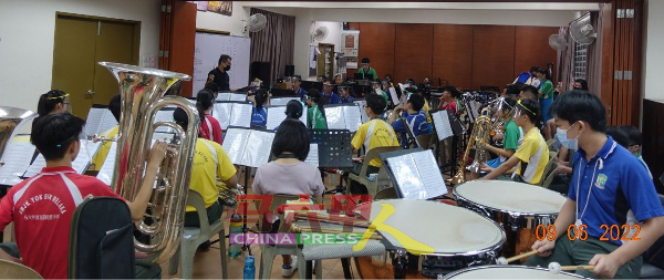 育中管乐团团员积极练习，为“60+2 不增停歇”音乐晚会做充足准备。