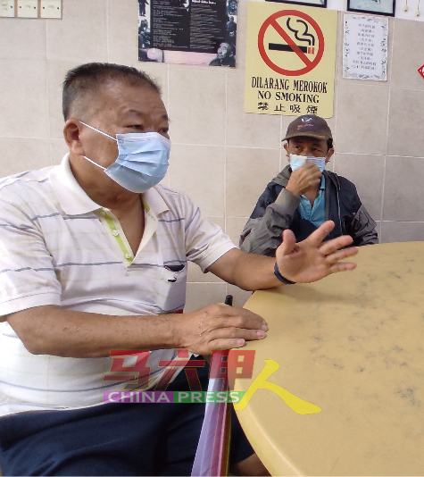 张先生（左起）及刘志明反映水灾带来的不便。