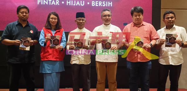 纳兹里（左起）、林秀凌、哈山峇哈隆、阿德里、杨胜利及阿斯拉夫为第15届大选推出竞选宣言。