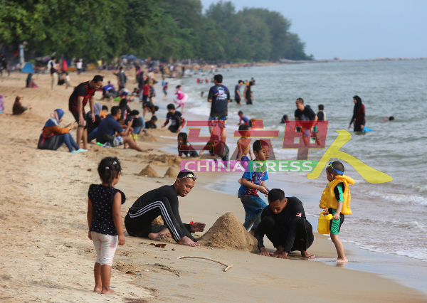 彭加兰峇叻海滩是马六甲著名的海水浴场，公共假期及周末常聚集许多民众及游客到来。