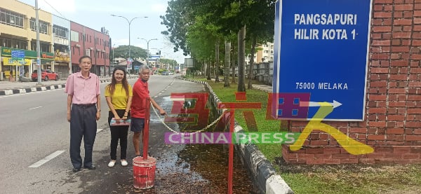 怡力哥打1组屋居民被一堆民生问题困扰着，图为朱兆远（左起）向林朝雁及陈书泉做出数项投诉，希望有关当局尽快派人处理。