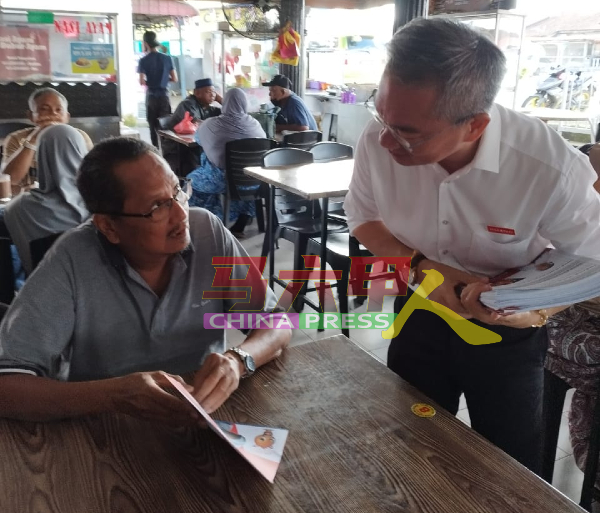 邱培栋（右）在提名日后，首次走入马来社区拜票，选民反应良好。
