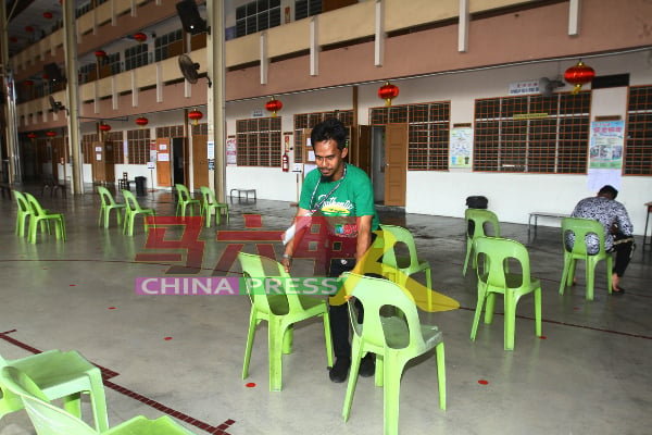 选民在等候投票时，可坐在椅子上。