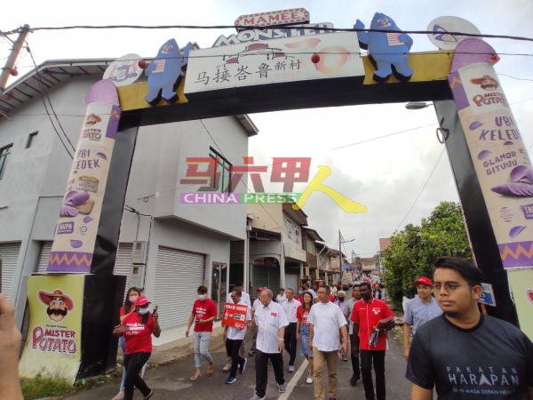 林吉祥与阿德里及助选团队，走访马接峇鲁新村。