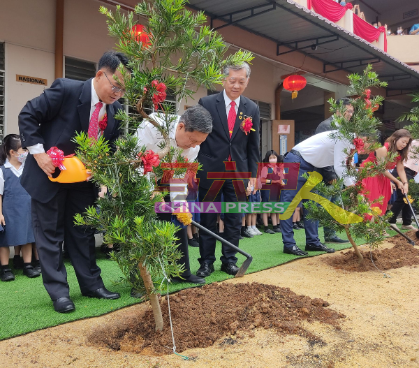 “百年树人”植树仪式。左起为薛任评、陈燕利、韩斌元。