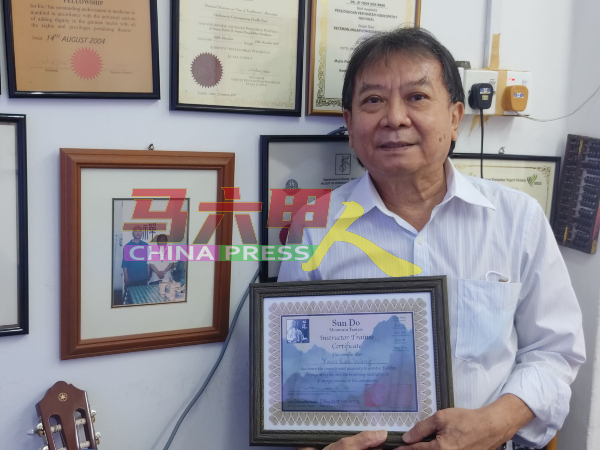 原国荣于2017年获得师父金显文颁发教练证书，成为东南亚目前唯一获认证的仙道教练。图左为原国荣与师父金显文于2002年在马六甲的合照。