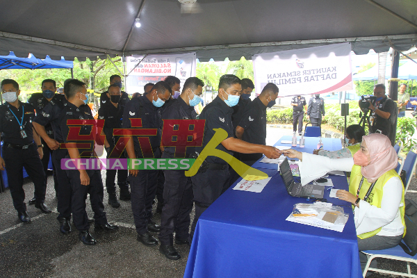 各警阶的警员到武吉波浪警察总部登记及投票。