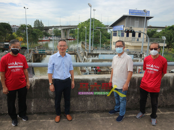 邱培栋（左2起）及刘志俍实地了解水闸维修及提升工程进度，左起为陈劲源及李祥生。