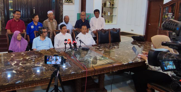 巫统冬牙峇株领袖漏夜召开记者会。