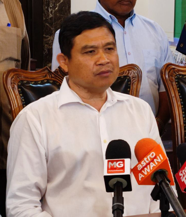 莫哈末阿里支持国阵最高领导层的意愿，让出冬牙峇株国会议席给马华候选人。