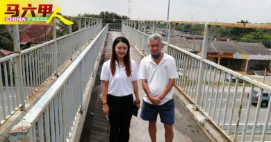 人行天桥残旧 生锈 积水 扶手坏 叫居民哪敢用？