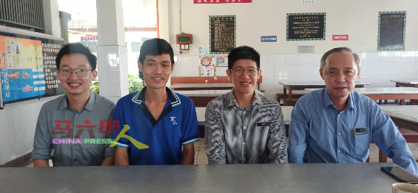 郑国华（右起）、学生事务副校长梁绍贤、联课活动副校长苏庆星及黄旨康老师，对机械学会亮眼的成绩感到自豪。