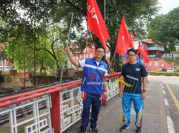 高启尧（左起）在接到工作团队通知金声桥的国阵旗帜被破坏后，与陈炜建前往了解情况。