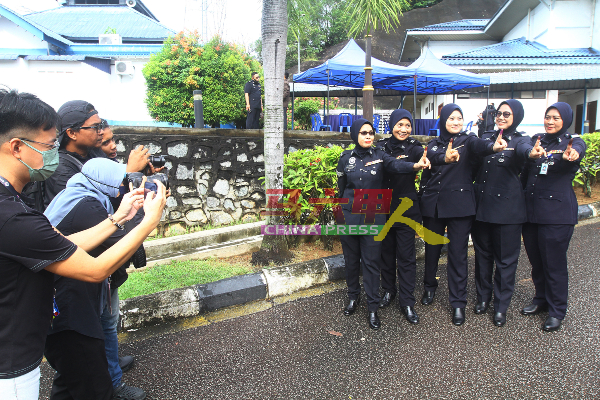 媒体争相向已完成投票的女警拍照。