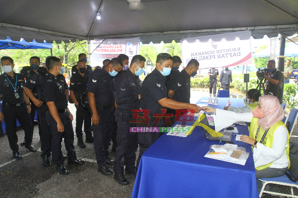 各警阶的警员到武吉波浪警察总部登记及投票。