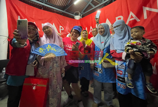 旺阿兹莎（左2）到马六甲为希盟候选人站台造势后，与党员支持者合照。