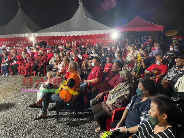 两三百名市民集聚浮罗加东，冒雨聆听旺阿兹莎政治讲座。