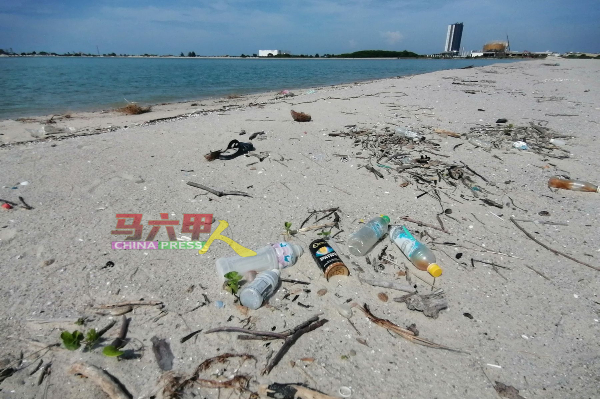海滩上留下一堆垃圾，破坏海滩的美丽面貌。