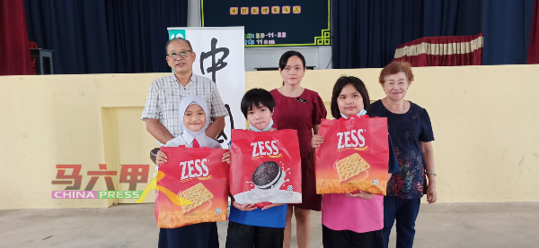3位在有奖问答游戏抢答成功的同学蒂妮（前排左起）、黄慧婷及黄妍霖，喜获礼袋。