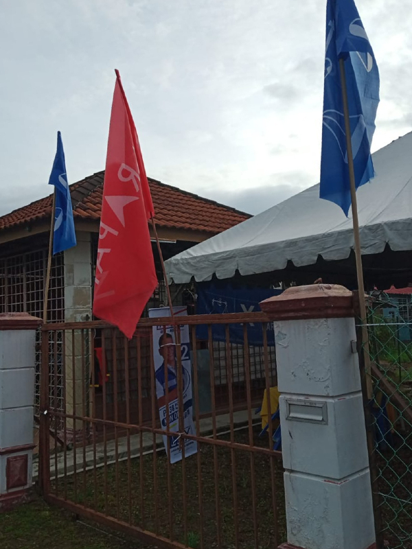 不明人士将希盟旗帜插在国阵马华投票中心前。（图由罗舜生提供）