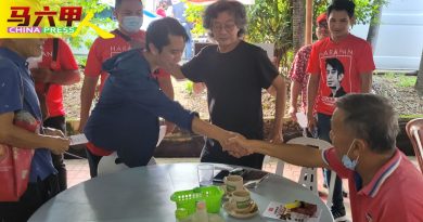 “大家好，我是一号……”     阿当阿里讲华语打招呼