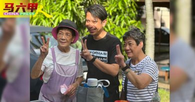 阿当阿里   返选区谢票   选民争相合照留念
