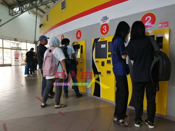 仙特拉车站设有自助售票机，让民众可快速购买车票。