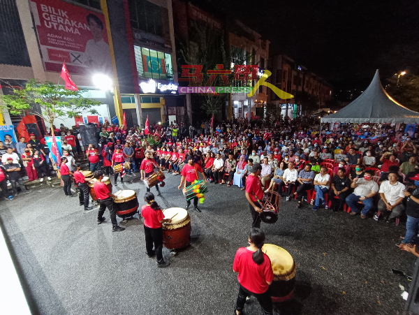 “Melaka Boleh”集会在武吉峇汝博特乐圣淘沙，即公正党汉都亚再也区部办事处外举行，吸引约千人出席。