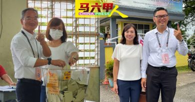 视察投票中心后 高启尧  邱培栋  为自己画X