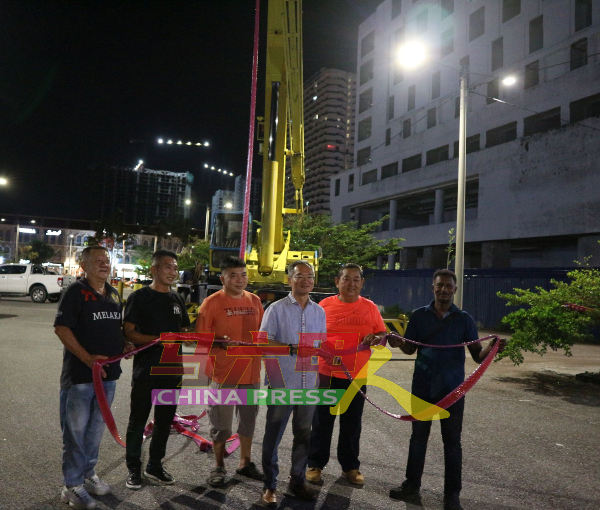 王志贤（右2起）安排放鞭炮及烟花活动，庆贺邱培栋在马六甲市区国会议席胜选。