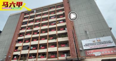 ◤今日马六甲头条◢居民自发挂旗    九楼组屋一片红海