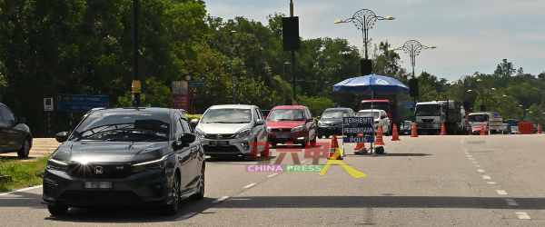 警方在爱极乐收费站前设路障，造成前往收费站的车辆缓慢行驶。