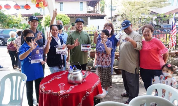 莫哈末立端（前排左3）与甲岭花园华裔选民交流。（图取自莫哈末立端面子书）