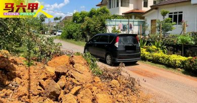 土崩 泥石阻马路  郭子毅：发生逾周仍未清理