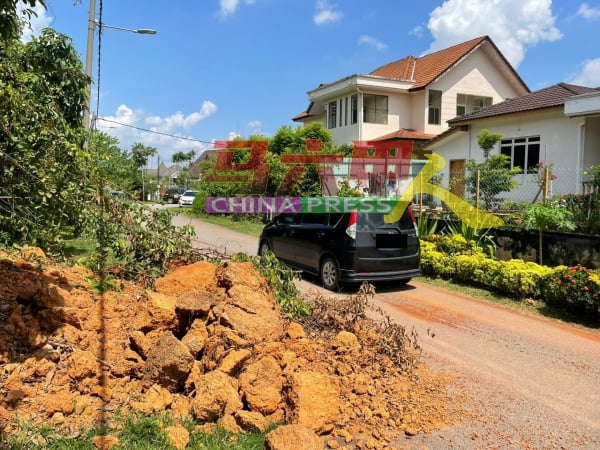 土崩现场没清理，道路变得更狭窄，车辆通行不便。