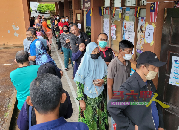 德芒胡申国小投票中心周六上午9时许，已有大批选民到场投票。